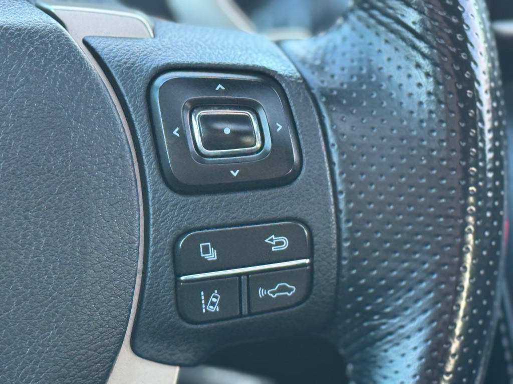 2017 Lexus IS 200t Image 12