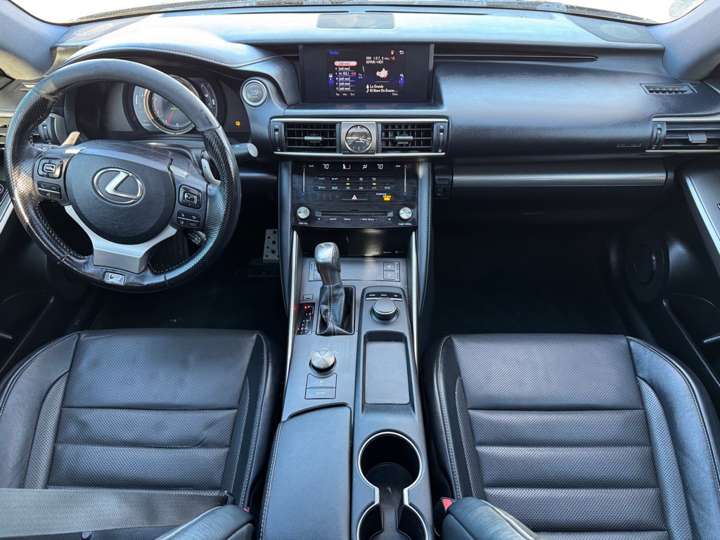 2017 Lexus IS 200t Image 16