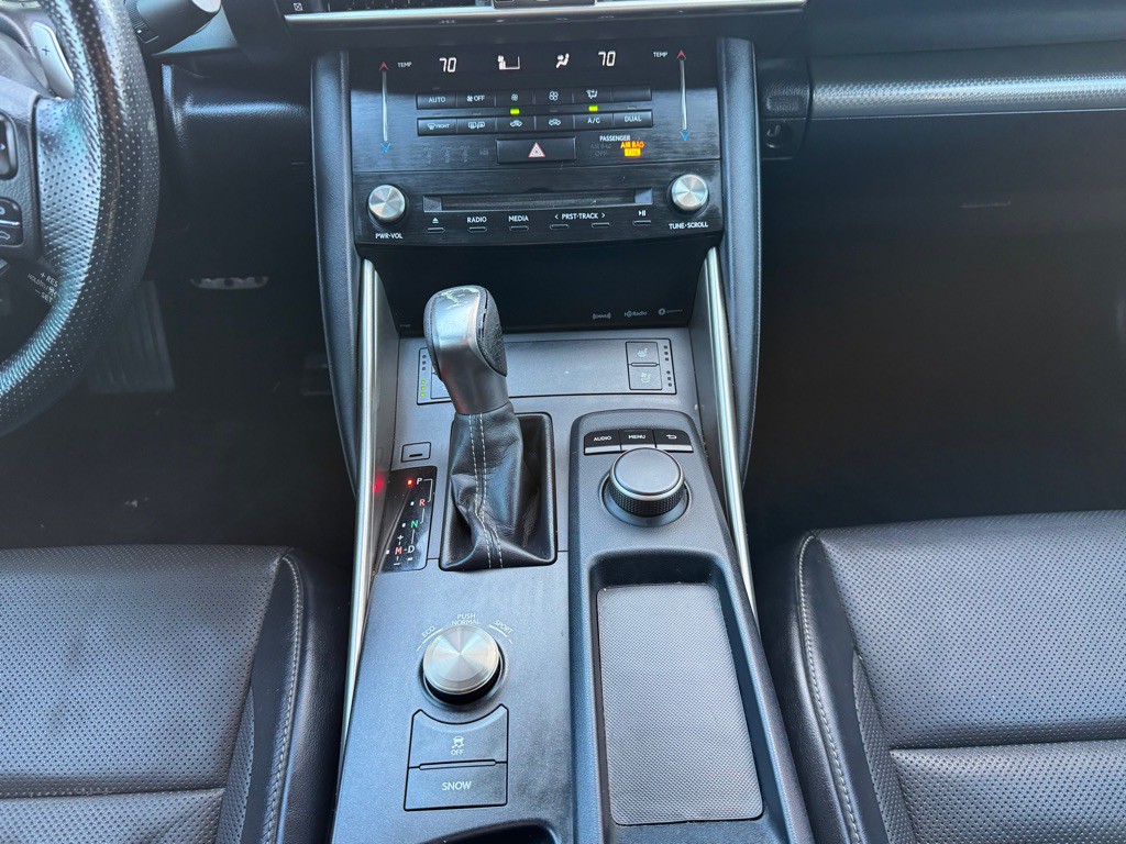 2017 Lexus IS 200t Image 17