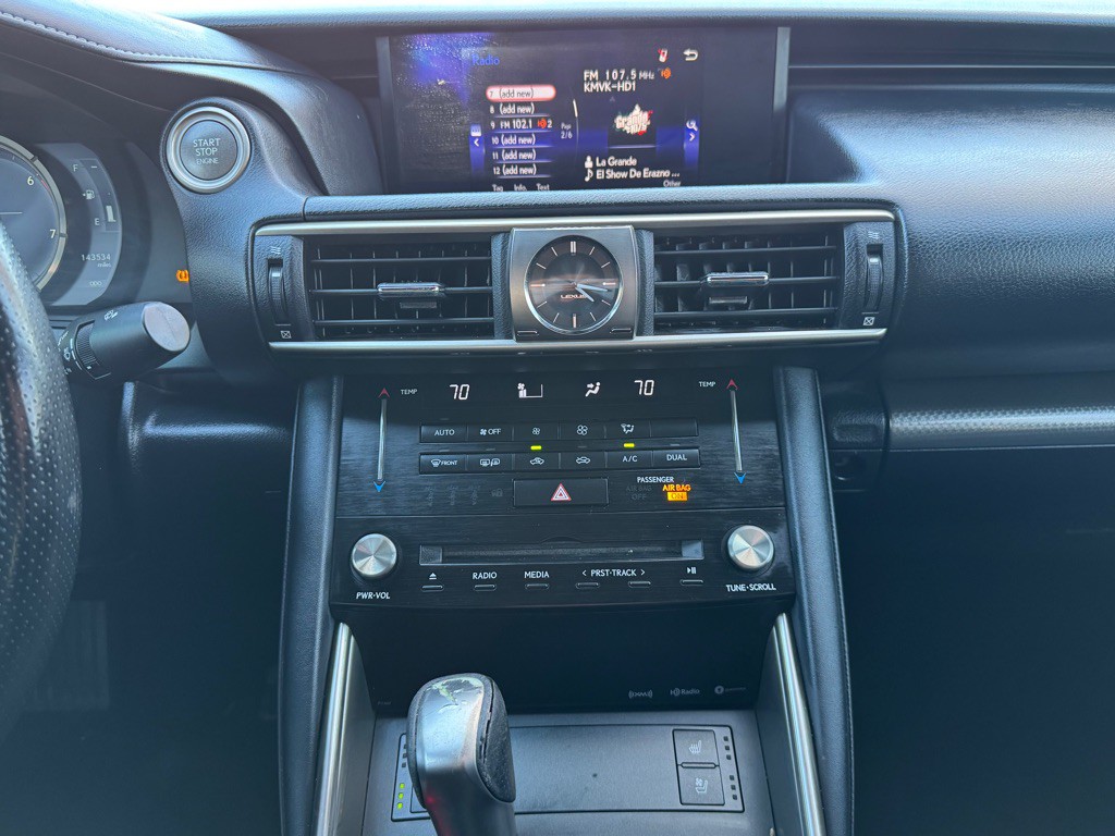 2017 Lexus IS 200t Image 18