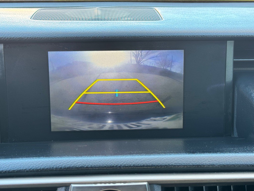 2017 Lexus IS 200t Image 20