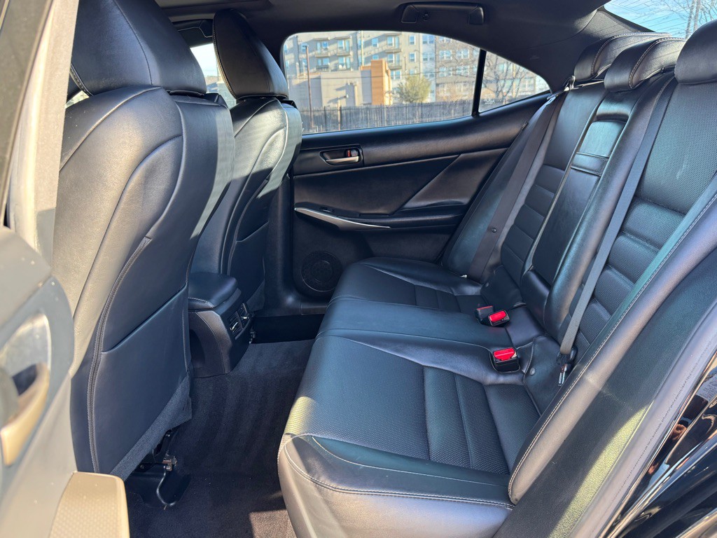 2017 Lexus IS 200t Image 23