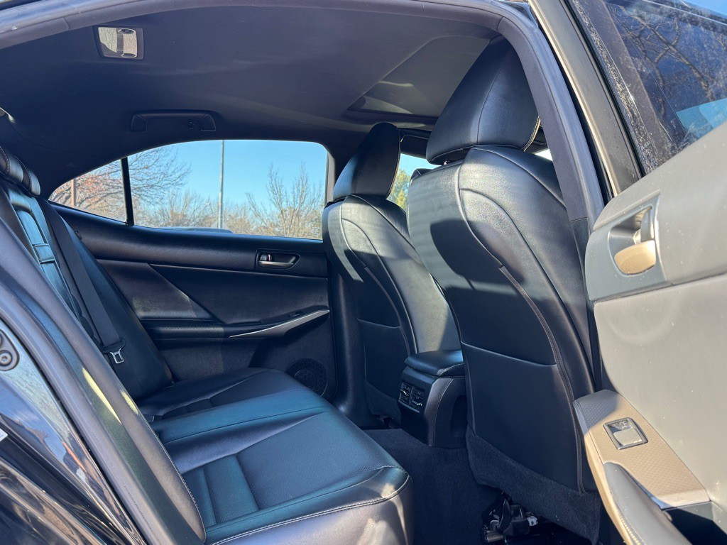 2017 Lexus IS 200t Image 25