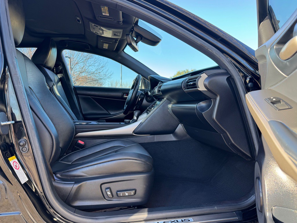 2017 Lexus IS 200t Image 27