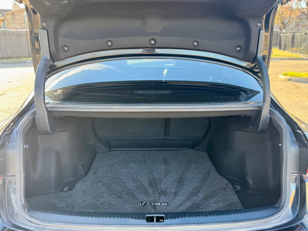 2017 Lexus IS 200t Image 30