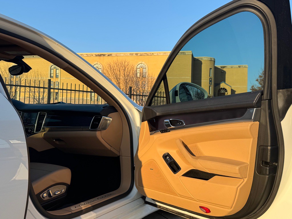2013 Porsche Panamera Image 32