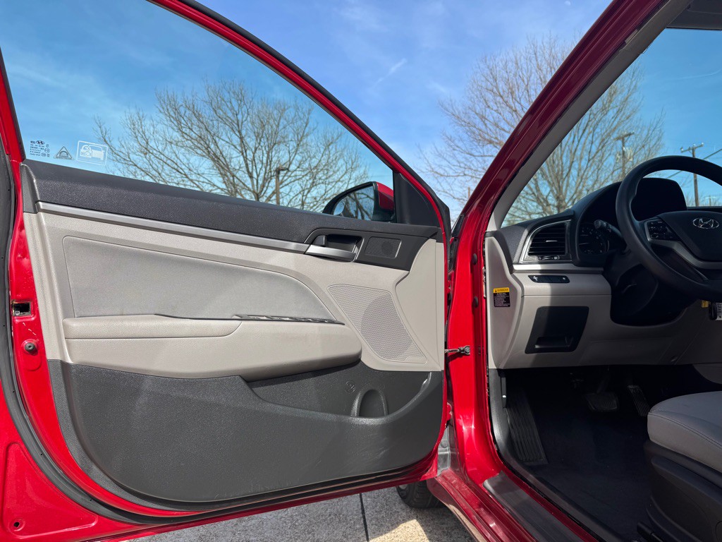 2017 Hyundai Elantra Image 5