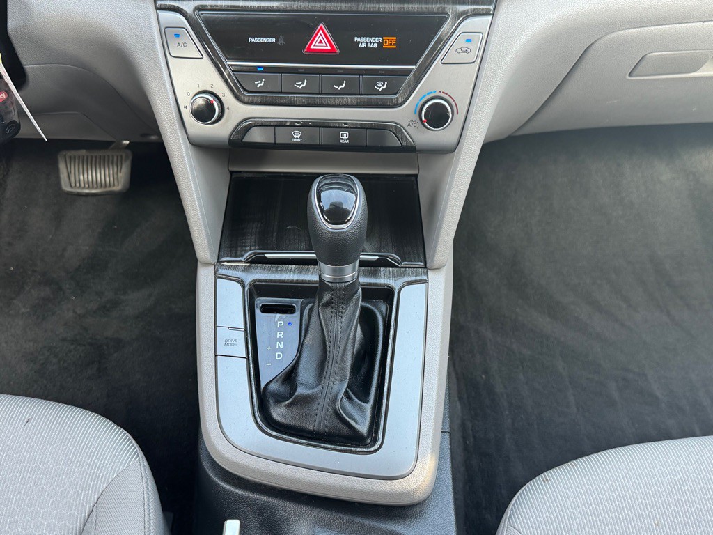 2017 Hyundai Elantra Image 16