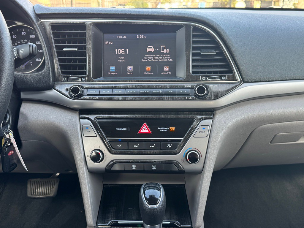 2017 Hyundai Elantra Image 17