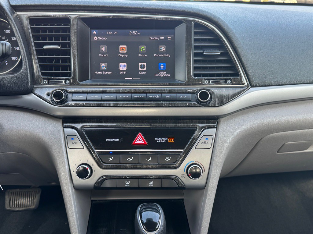 2017 Hyundai Elantra Image 19