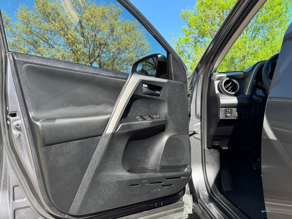 2016 Toyota Rav4 Image 9