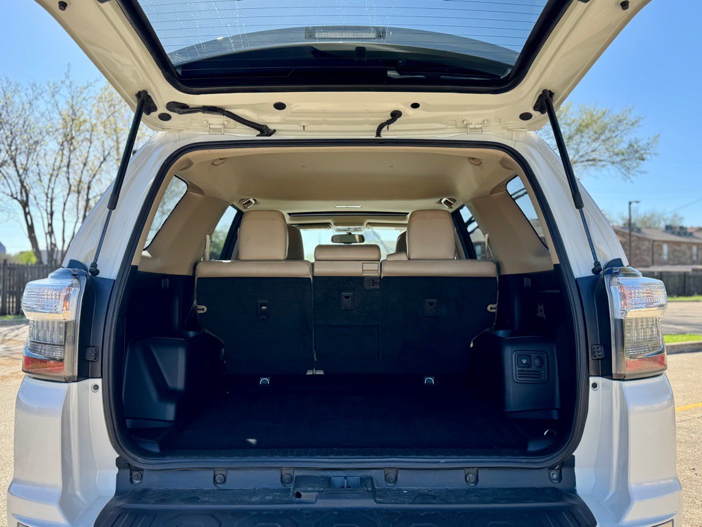 2016 Toyota 4Runner Image 32