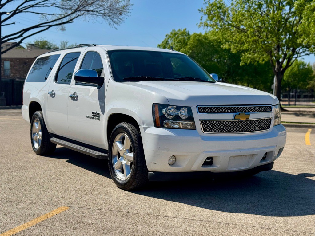 2014 Chevrolet Suburban Image 2