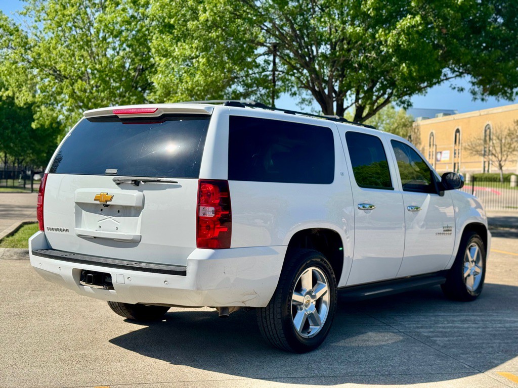 2014 Chevrolet Suburban Image 3