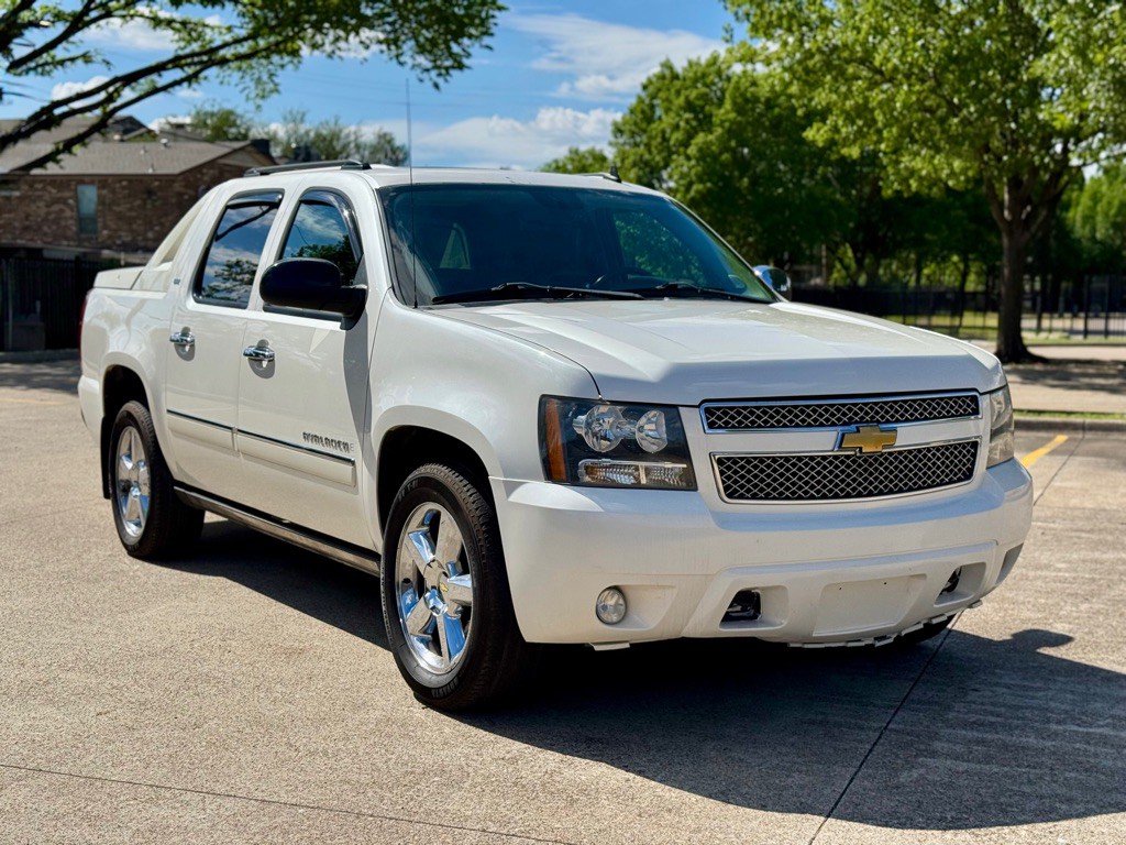2012 Chevrolet Avalanche Image 2