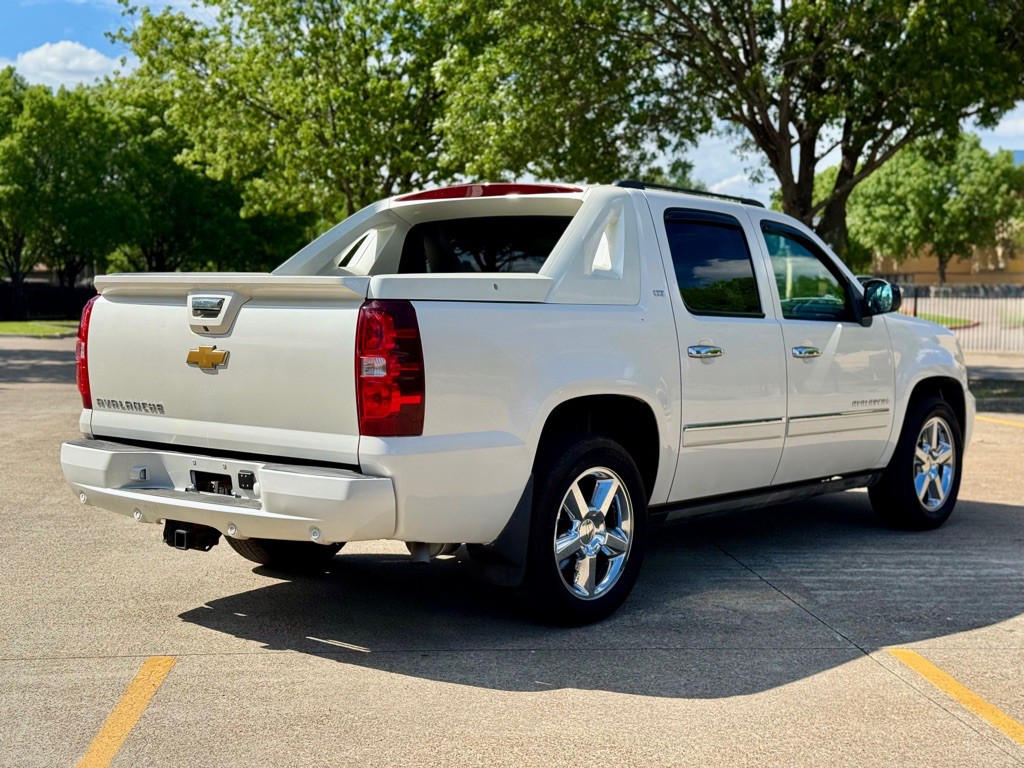 2012 Chevrolet Avalanche Image 3