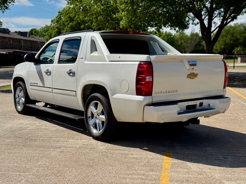 2012 Chevrolet Avalanche Image 4