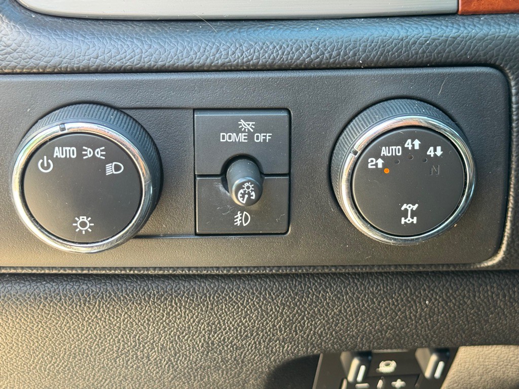 2012 Chevrolet Avalanche Image 10