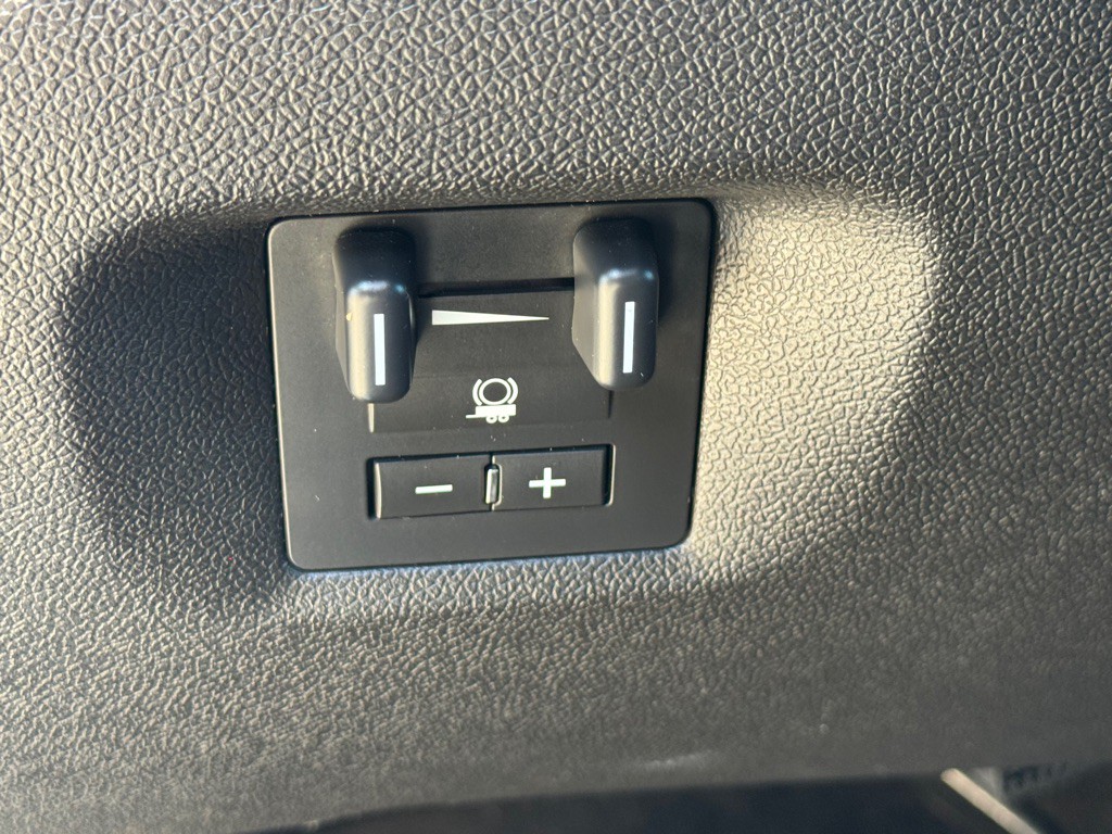 2012 Chevrolet Avalanche Image 11