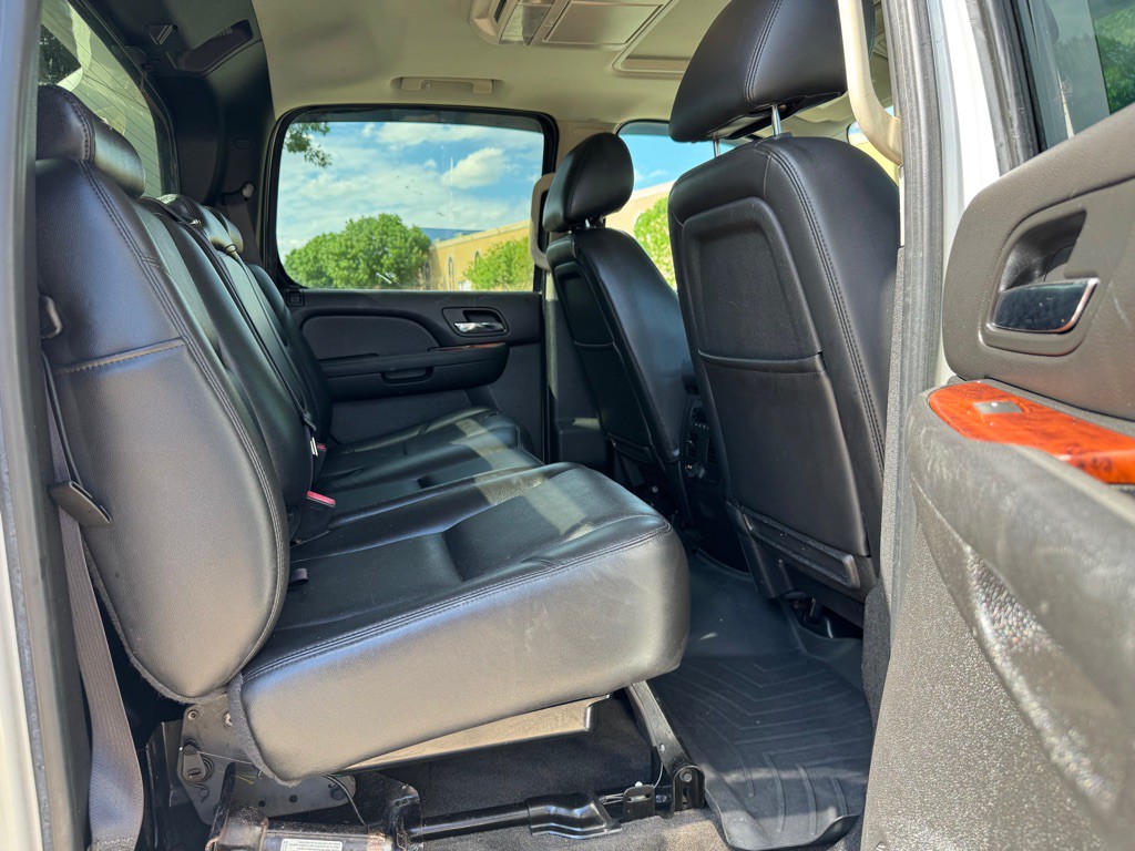 2012 Chevrolet Avalanche Image 28