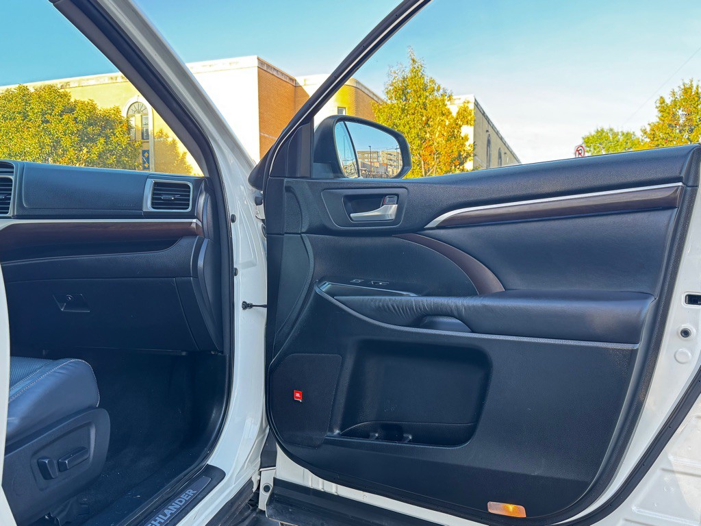 2015 Toyota Highlander Image 28