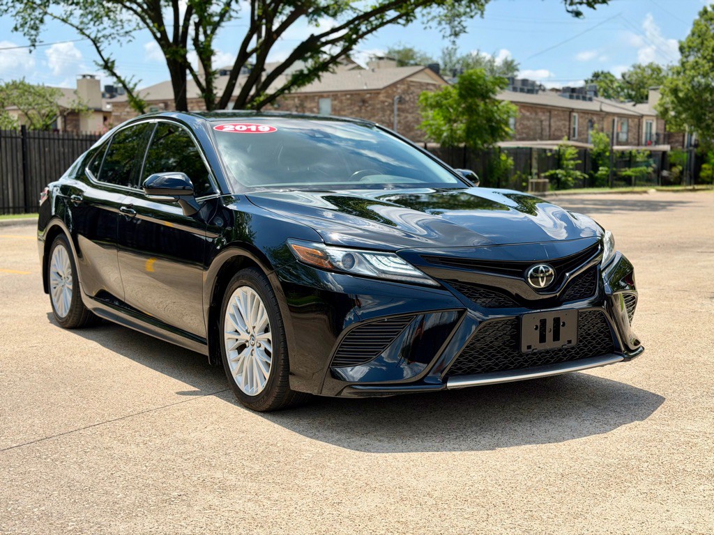 2019 Toyota Camry Image 2