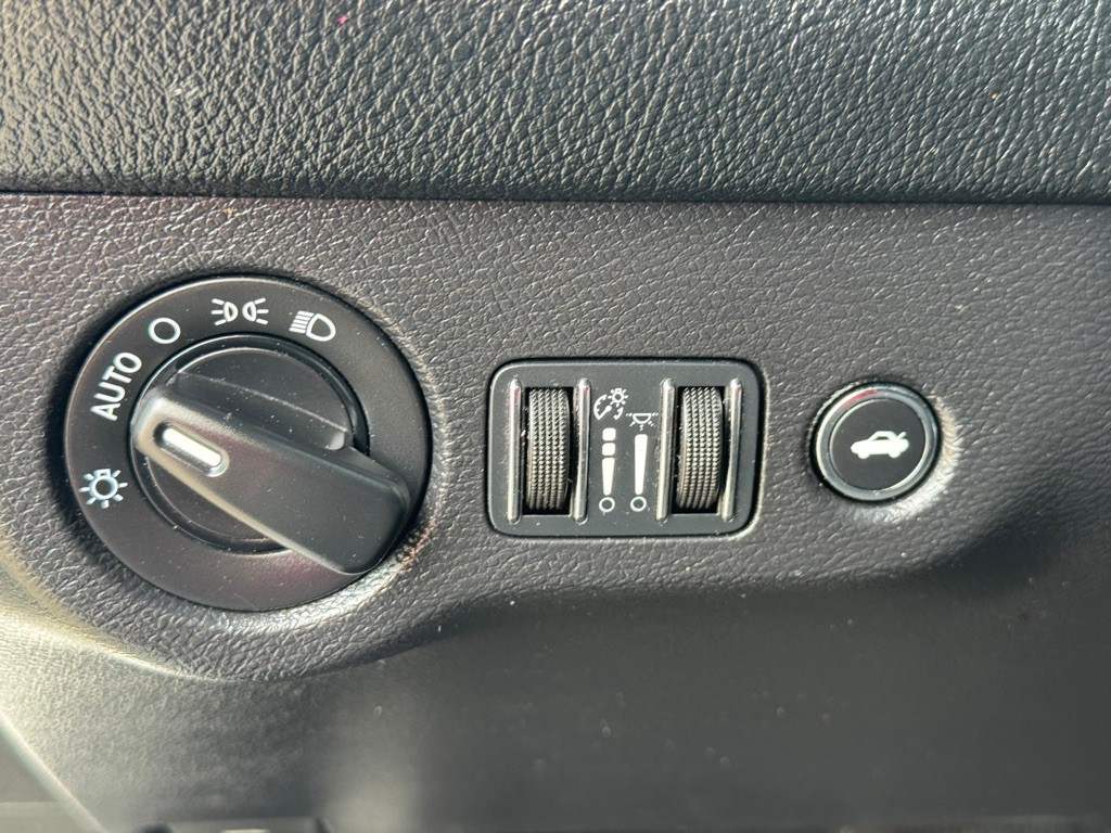 2015 Dodge Challenger Image 8