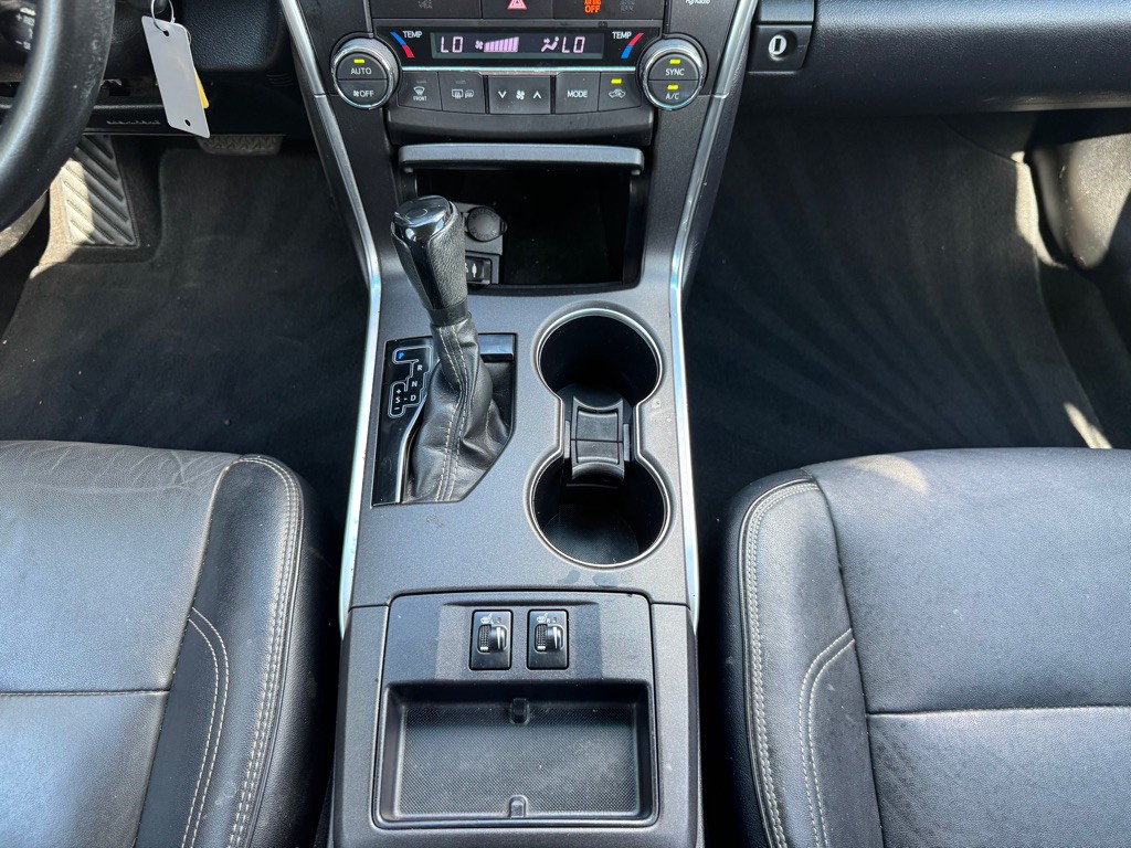 2016 Toyota Camry Image 17