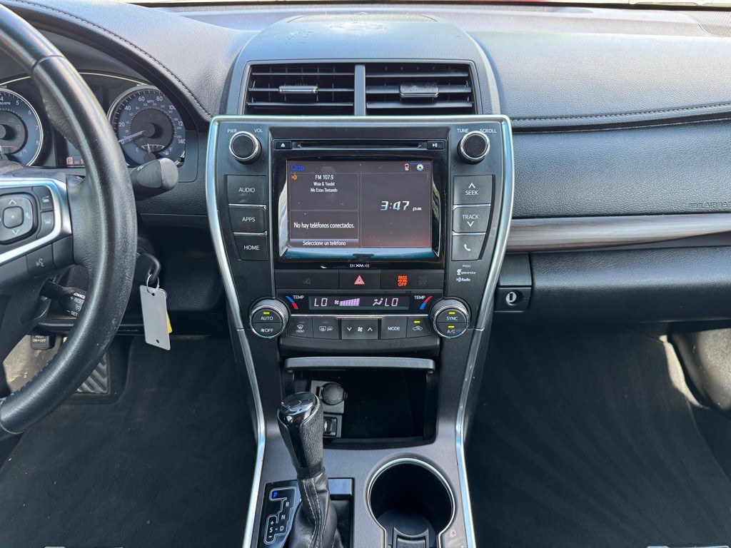 2016 Toyota Camry Image 18