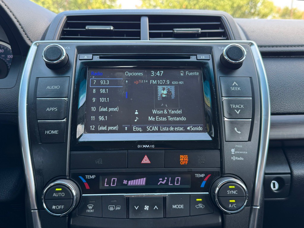 2016 Toyota Camry Image 19