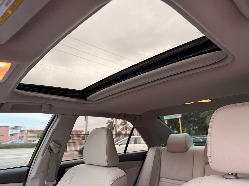 2017 Toyota Camry Image 16