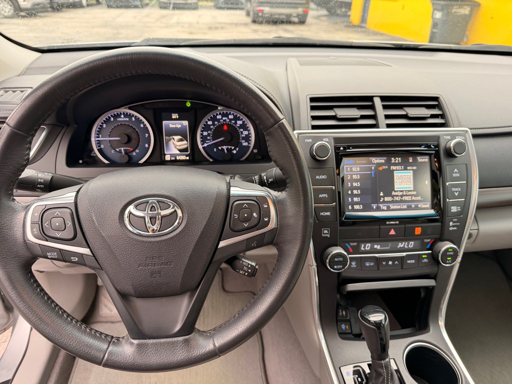 2017 Toyota Camry Image 17