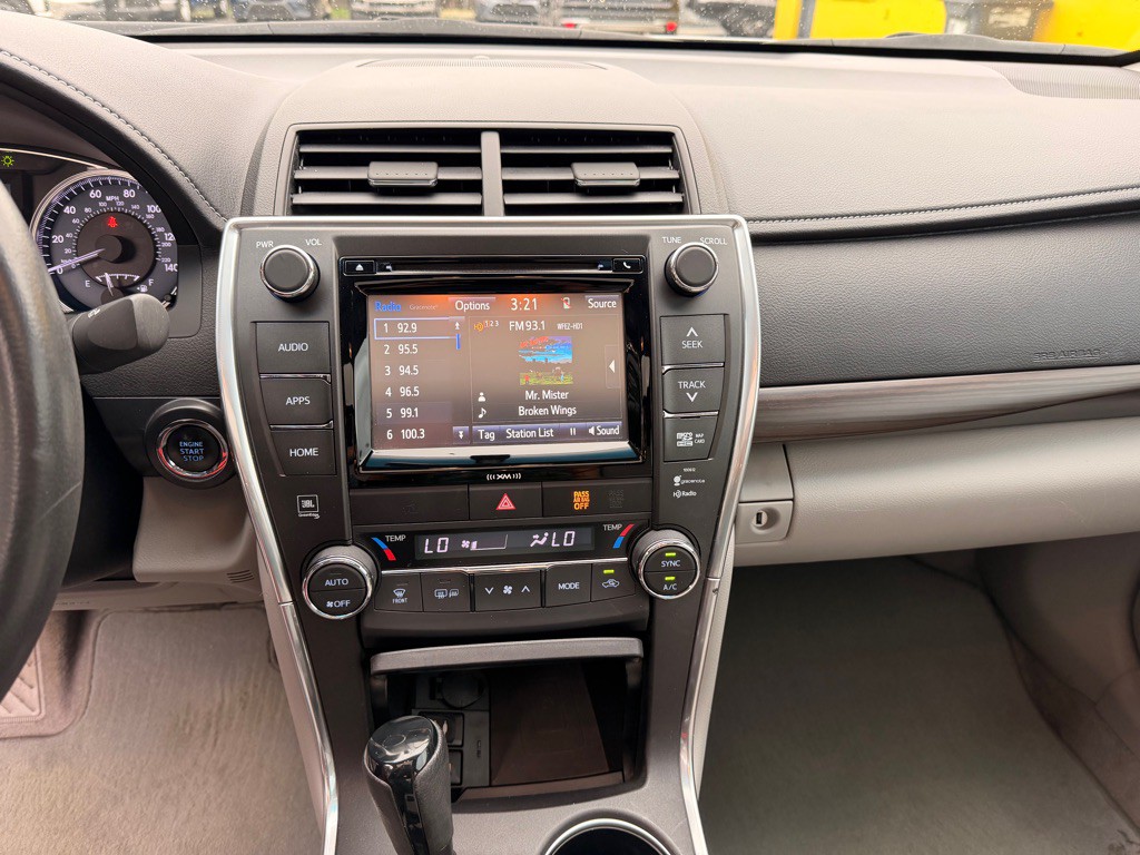 2017 Toyota Camry Image 20