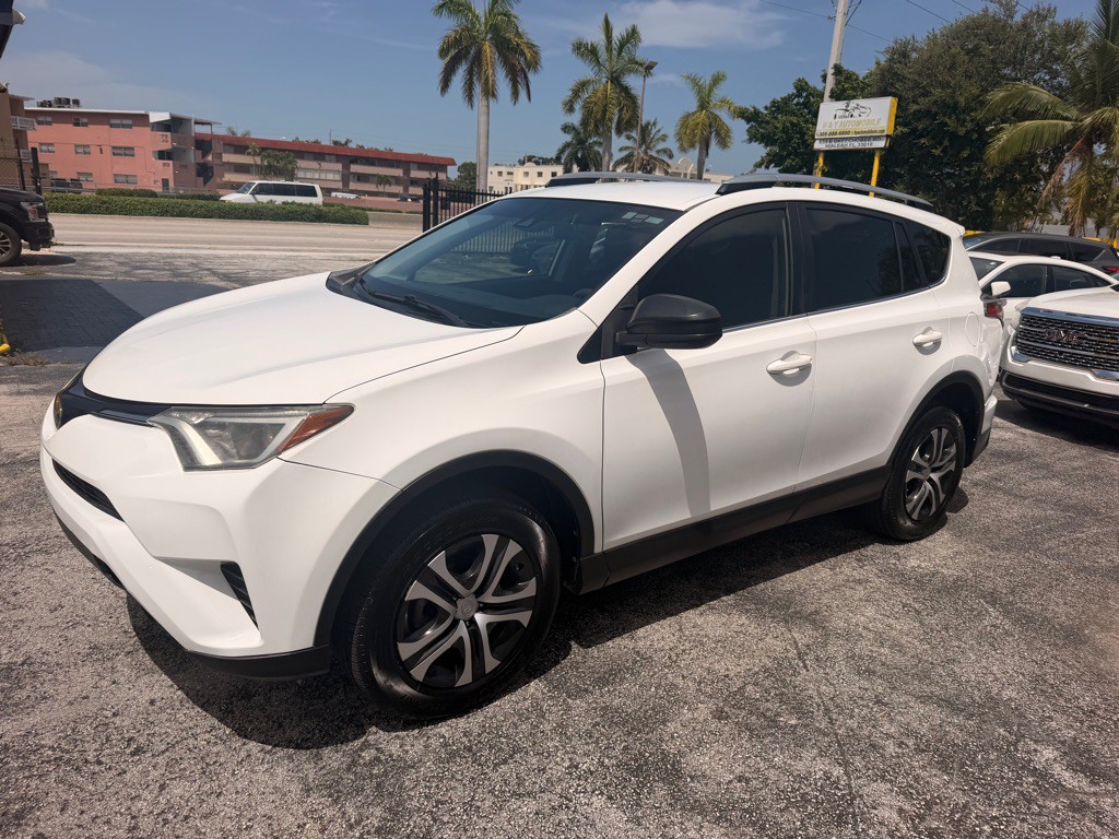 2017 Toyota Rav4 Image 2