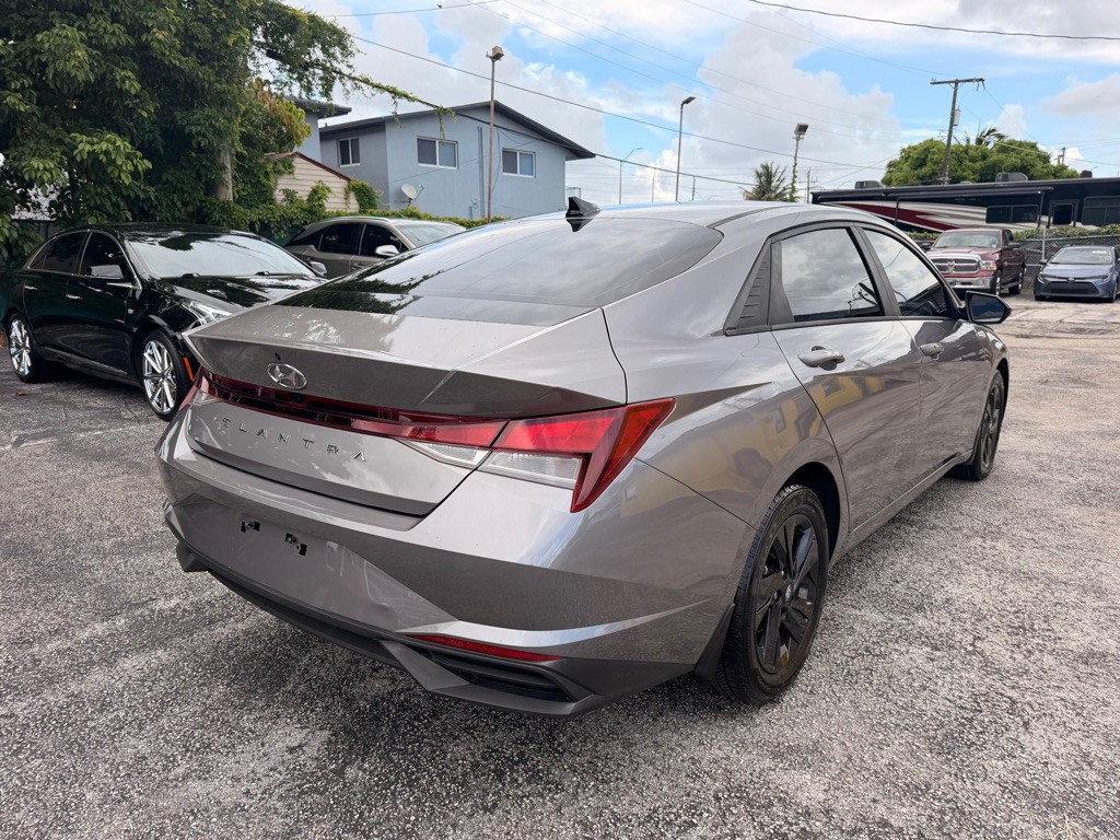 2022 Hyundai Elantra Image 8