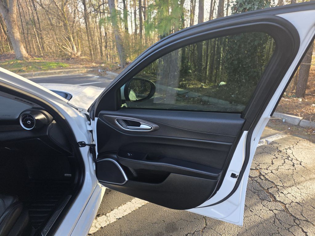 2017 Alfa Romeo Giulia Image 10