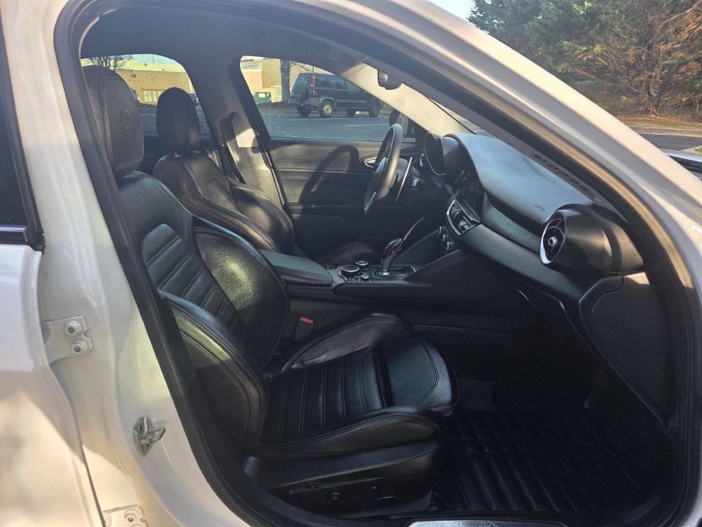 2017 Alfa Romeo Giulia Image 11