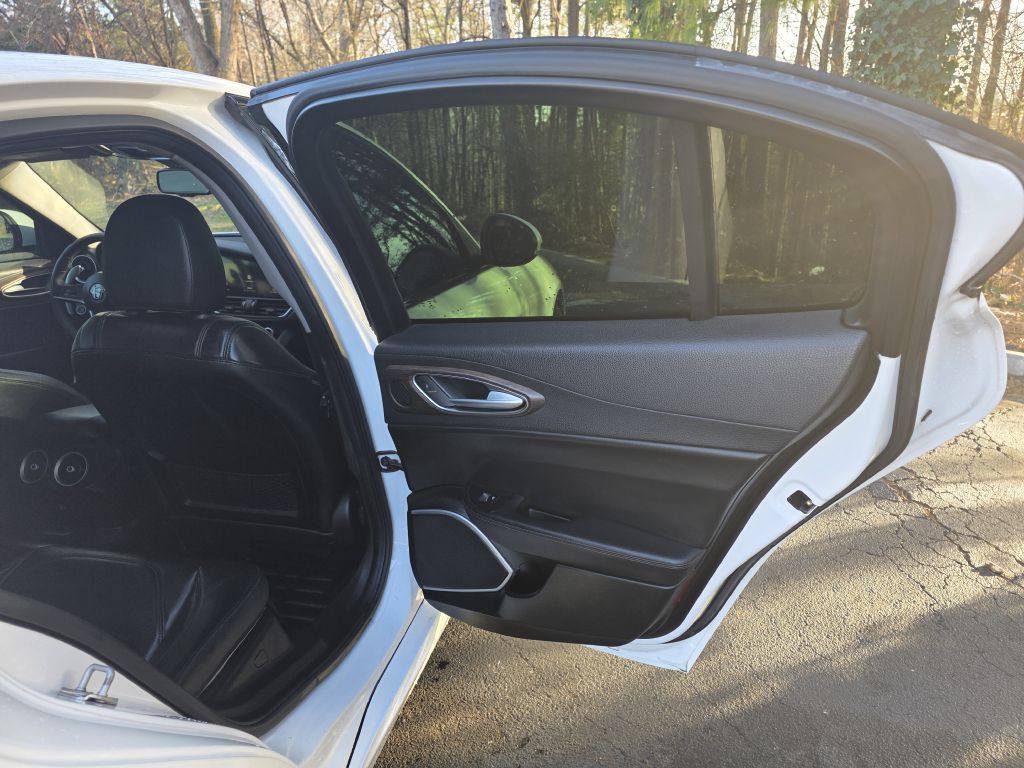 2017 Alfa Romeo Giulia Image 12