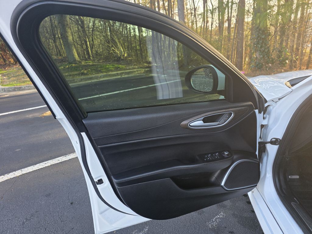 2017 Alfa Romeo Giulia Image 16