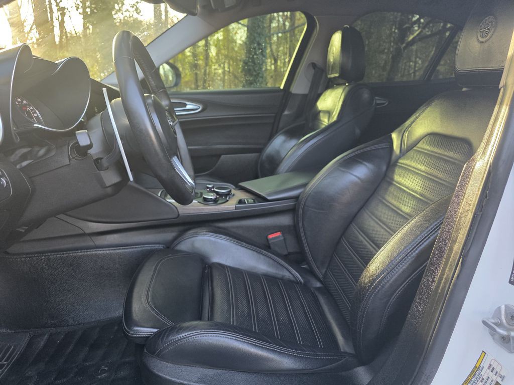 2017 Alfa Romeo Giulia Image 17