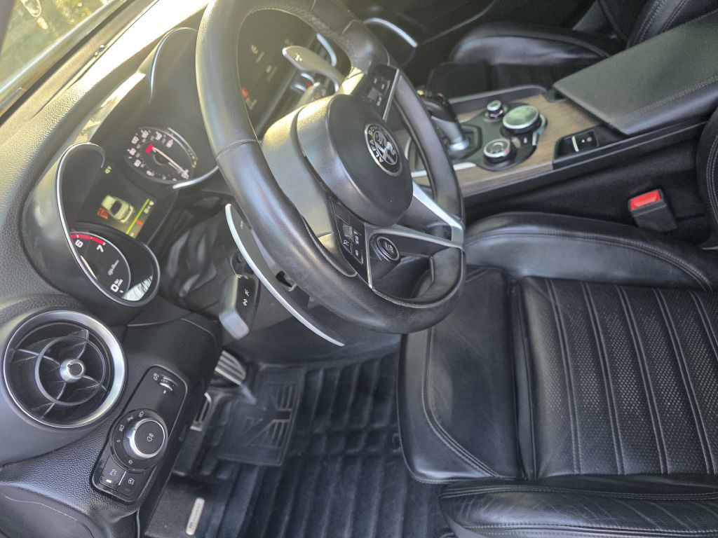 2017 Alfa Romeo Giulia Image 18