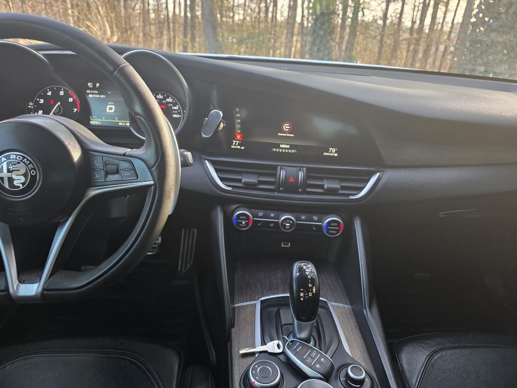 2017 Alfa Romeo Giulia Image 21