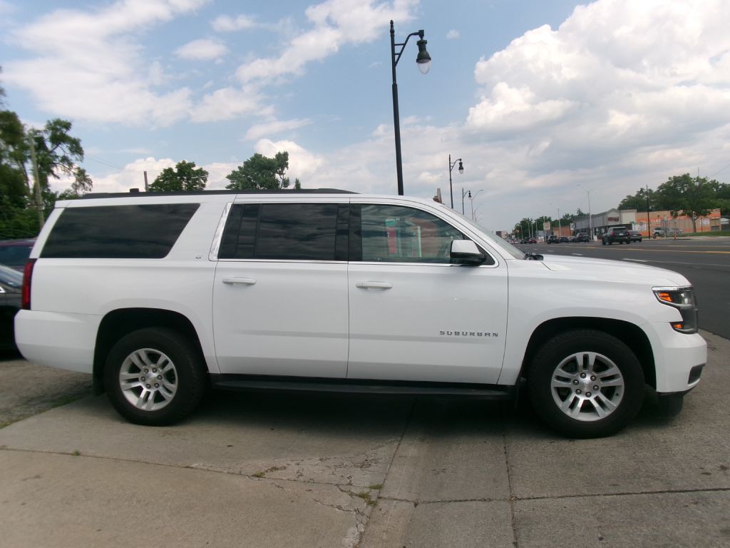 2017 Chevrolet Suburban Image 2