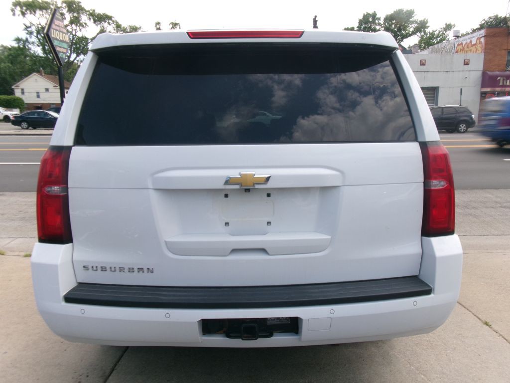 2017 Chevrolet Suburban Image 4