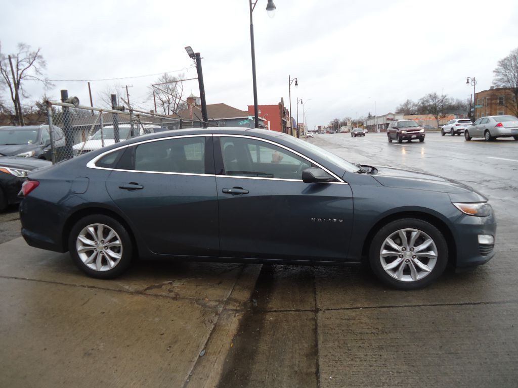 2016 Chevrolet Malibu Image 2