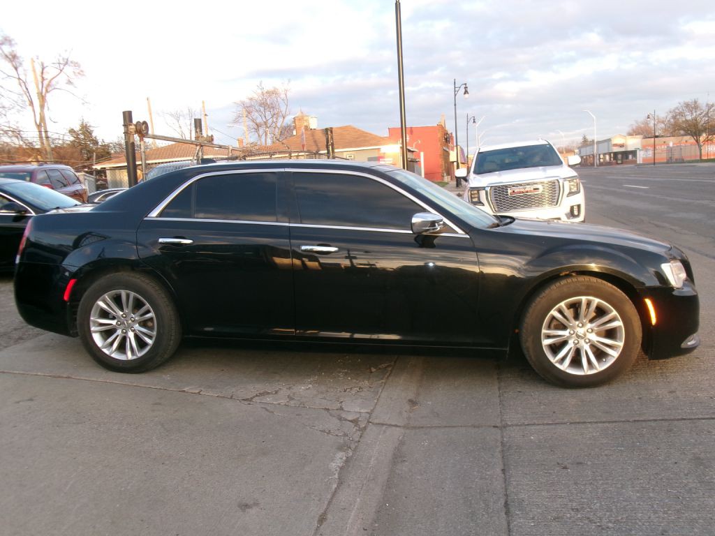 2016 Chrysler 300 Image 2