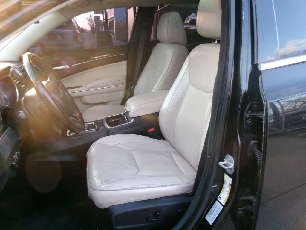 2016 Chrysler 300 Image 5