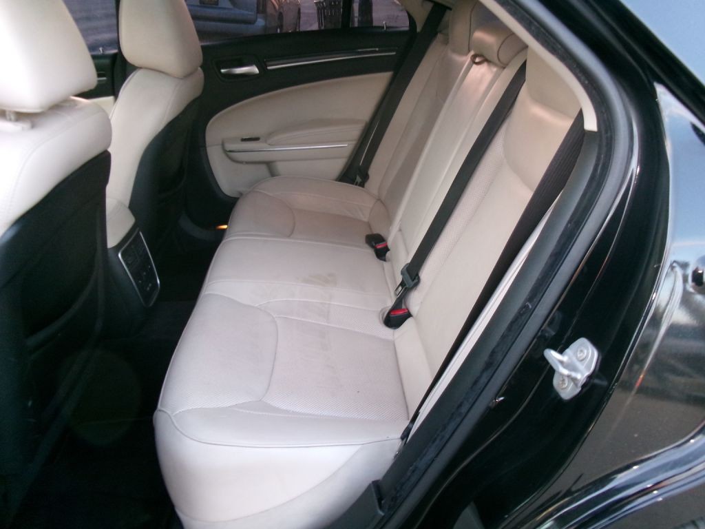 2016 Chrysler 300 Image 6