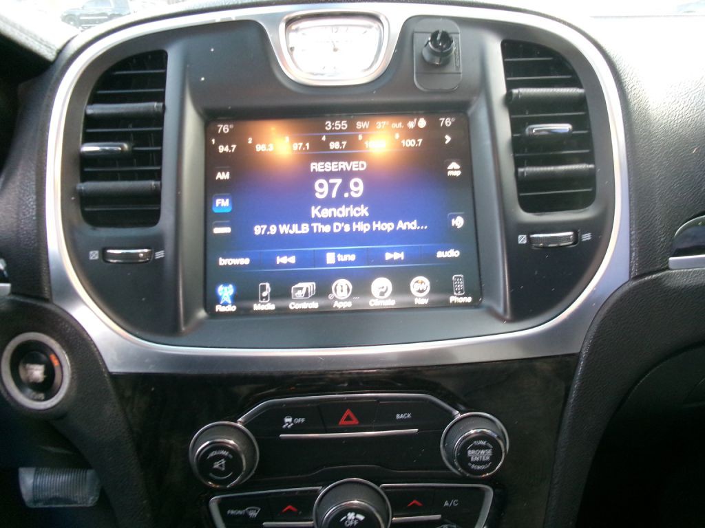 2016 Chrysler 300 Image 8