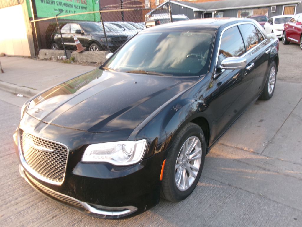 2016 Chrysler 300 Image 9